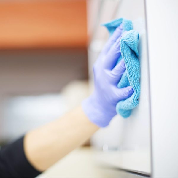 Toimistosiivous Kuopio Nainen pyyhkii rätillä kaapin ovea. Toimistosiivous Kuopio